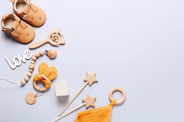 Conjunto de zapatos de bebé, juguetes y accesorios sobre fondo gris. Cosas de recién nacidos. Piso tendido, vista superior — Foto de Stock