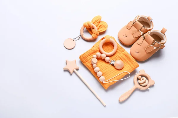 Csecsemőcipők, játékok és kiegészítők szürke alapon. Újszülött dolgok. Lapos fekvésű, felülnézet — Stock Fotó