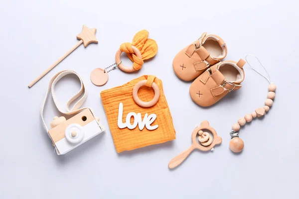 Conjunto de zapatos de bebé, juguetes y accesorios sobre fondo gris. Cosas de recién nacidos. Piso tendido, vista superior — Foto de Stock