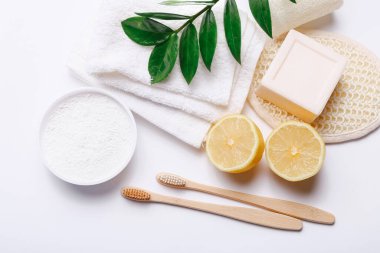 Tahta diş fırçaları ve beyaz arka planda diş pudrası. Sıfır atık