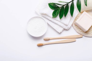 Tahta diş fırçaları ve beyaz arka planda diş pudrası. Sıfır atık