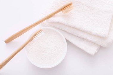 Beyaz arka planda tahta diş fırçaları. Sıfır atık