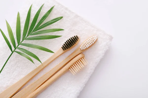Spazzole per denti in legno su sfondo bianco. Concetto zero rifiuti — Foto Stock