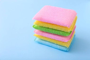 Mavi arka planda renkli mutfak süngeri. Mutfak temizleme seti
