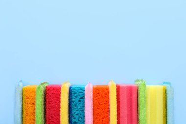 Mavi arka planda renkli mutfak süngeri. Mutfak temizleme seti