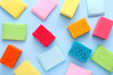 Mavi arka planda renkli mutfak süngeri. Mutfak temizleme seti