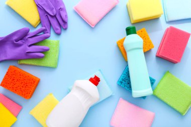 Mavi arka planda renkli mutfak süngeri. Mutfak temizleme seti