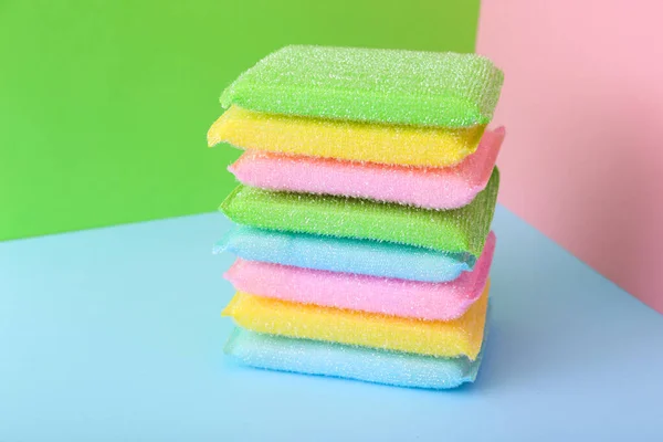 Esponjas de cocina de colores sobre fondo colorido. Juego de limpieza cocina —  Fotos de Stock