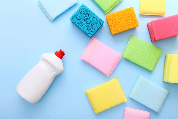 Esponjas de cozinha coloridas em fundo azul. Conjunto de limpeza de cozinha — Fotografia de Stock