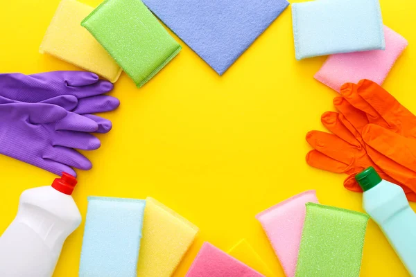 Conjunto de limpeza colorida para diferentes superfícies na cozinha em fundo amarelo. Vista superior, flat lay — Fotografia de Stock