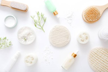 Doğal güzellik için beyaz arka planda doğal içerikli kozmetik ürünlerinin üst görünümü.