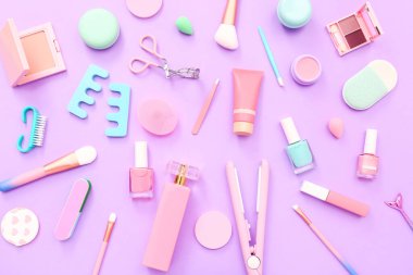 Güzellik aksesuarları, yüz bakımı seti, makyaj malzemeleri, manikür ve pedikür malzemeleri.