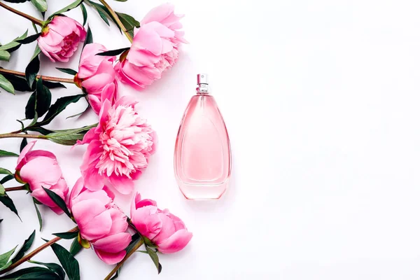 Pink Bottle Women Perfume Next Flowers Peony Top View Flat — Stock Photo, Image