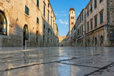 Dubrovnik şehri, sabah güneşi eski bir sokağı aydınlatıyor, antik parlak fayanslar