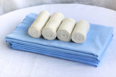 Lastik bandajlar mavi çarşaflarda yatıyor.