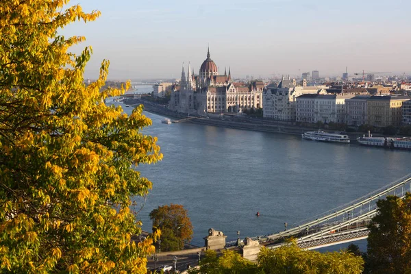Budapeşte 'nin büyük sarayı, Tuna Nehri manzaralı.