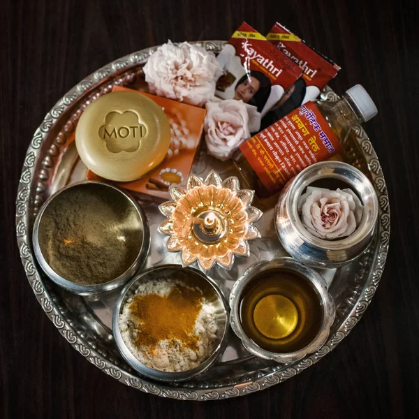 Abhyangsnan denilen Diwali Bath Kit.