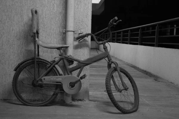 Bisiklet park yerinde duruyor.