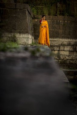 Maharshtrian sarisi gibi bak.