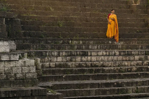 Maharshtrian sarisi gibi bak.