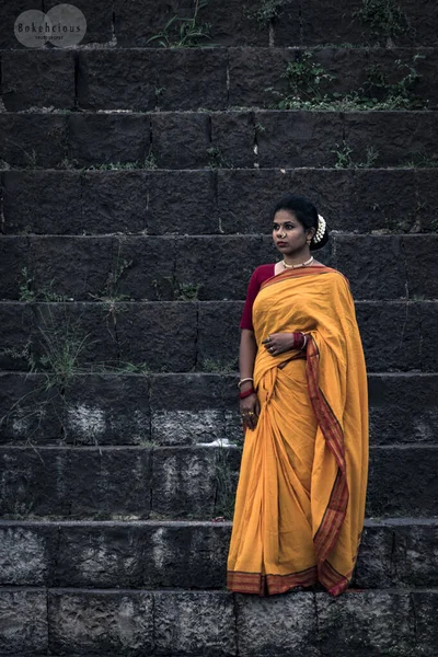 Maharshtrian sarisi gibi bak.