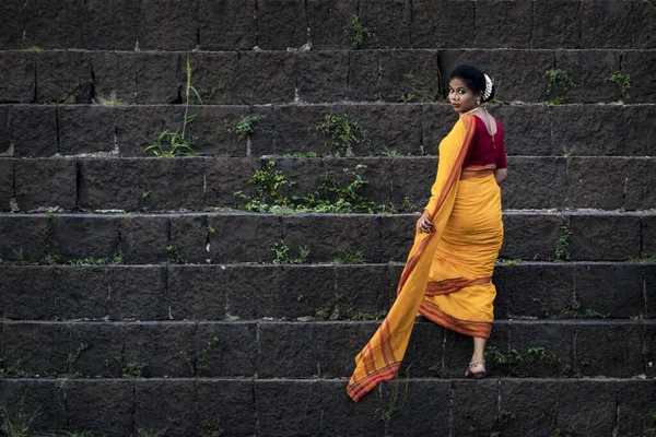 Maharshtrian sarisi gibi bak.