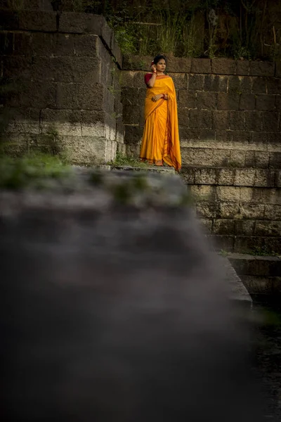 Maharshtrian sarisi gibi bak.