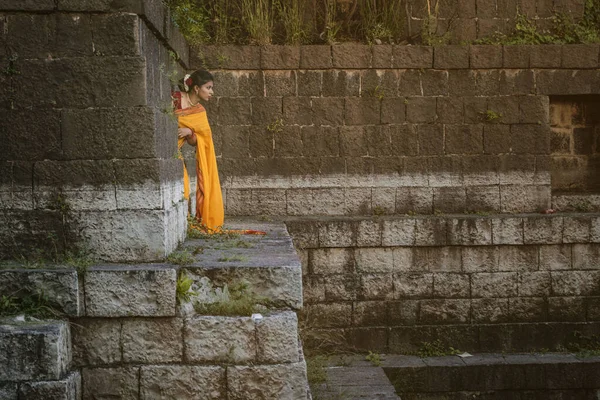 Maharshtrian sarisi gibi bak.