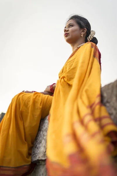 Maharshtrian sarisi gibi bak.