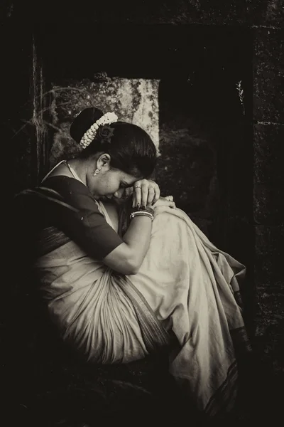 Maharshtrian sarisi gibi bak.