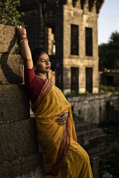 Maharshtrian sarisi gibi bak.