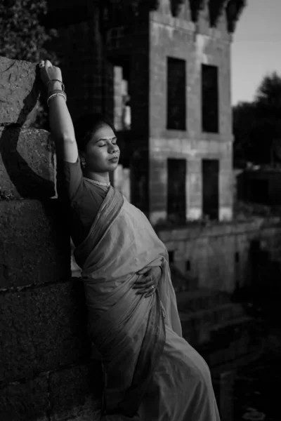 Maharshtrian sarisi gibi bak.