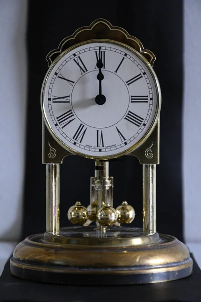 12 heures antique horloge de table vintage avec pendule — Photo