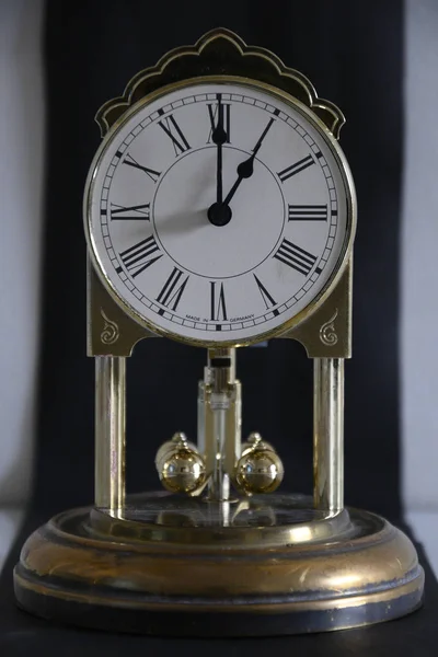 1 heure antique horloge de table vintage avec pendule — Photo