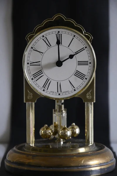 2 o\'clock antique vintage table clock with pendulum