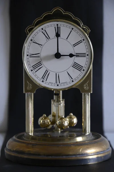 Saat 3: 00 'te, sarkaçlı antika bir masa saati.