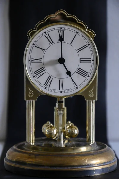 5 horas relógio de mesa vintage antigo com pêndulo — Fotografia de Stock