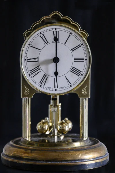 Saat 6: 00 'da, sarkaçlı antika bir masa saati.