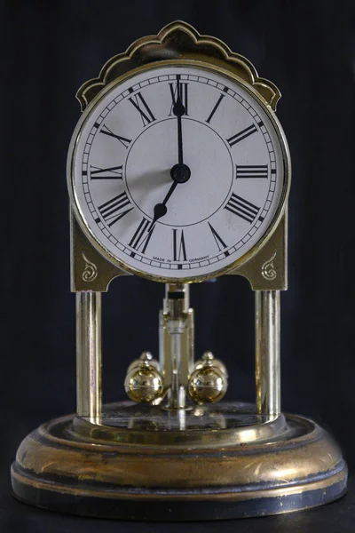 Saat 7: 00 'de, sarkaçlı antika bir masa saati.