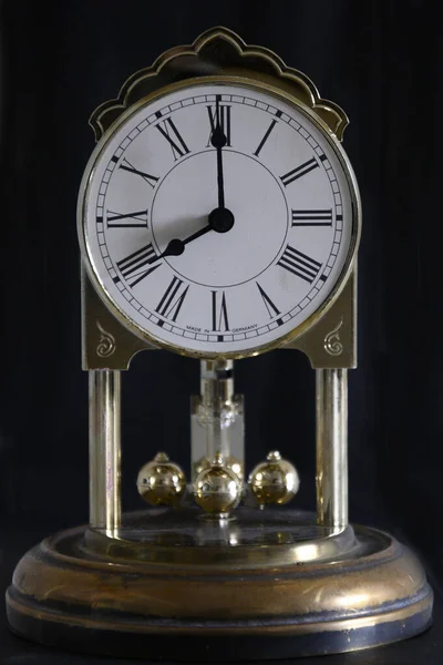 8 heures antique horloge de table vintage avec pendule — Photo