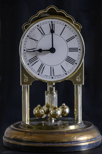 9 horas relógio de mesa vintage antigo com pêndulo — Fotografia de Stock