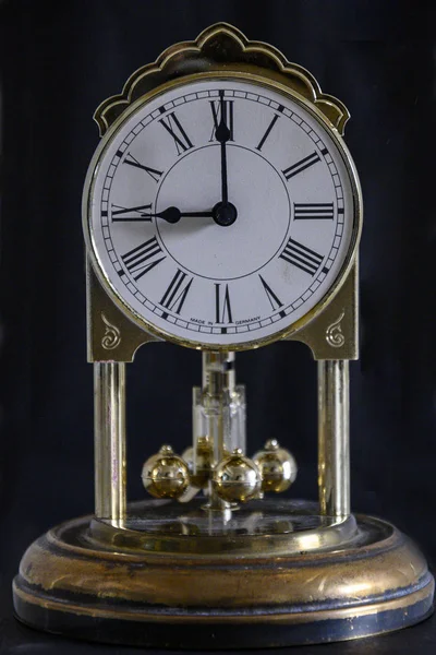 Saat 9: 00 'da, sarkaçlı antika bir masa saati.