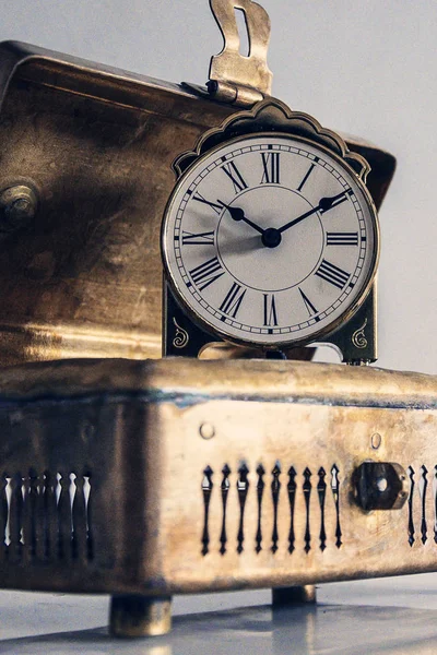 Eski sarkacı olan antika pirinç kutu.