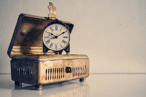 Eski sarkacı olan antika pirinç kutu.