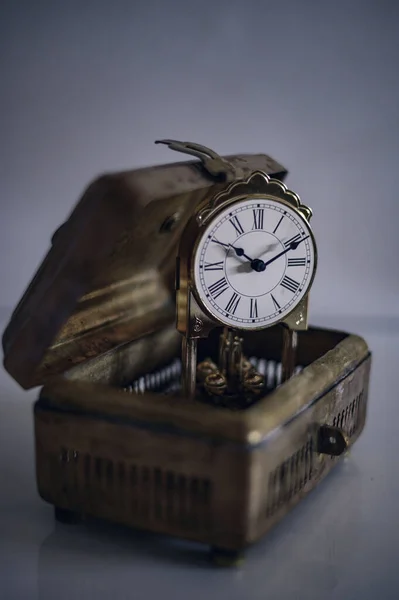 Boîte en laiton antique avec ancienne horloge de table pendule — Photo