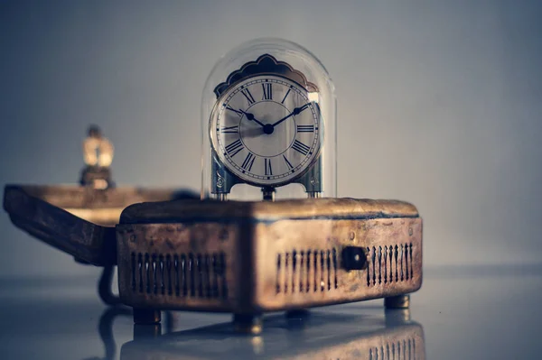 Caixa de latão antigo com relógio de mesa de pêndulo antigo — Fotografia de Stock
