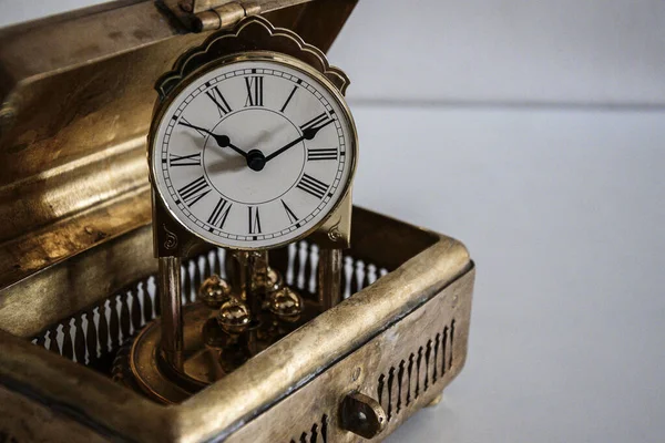 오래 된 추 테이블 시계가 있는 오래 된 황동 상자 — 스톡 사진