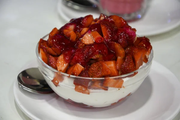 Vanilyalı çilekli krema.