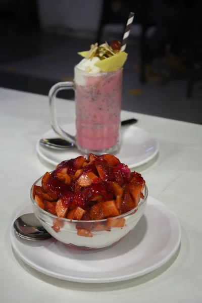 Falooda adında çilekli dondurma ve Hint dondurması.