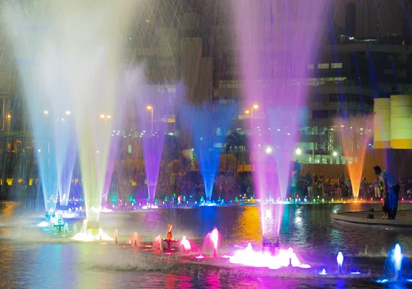 Kleurrijke fontein in de nacht — Stockfoto